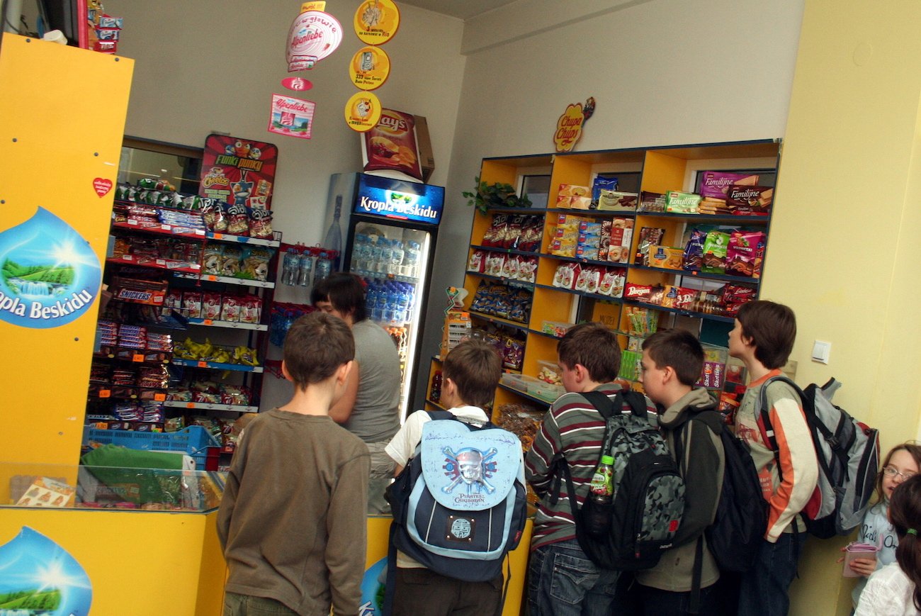 dzieci w sklepiku szkolnym sklepik szkolny