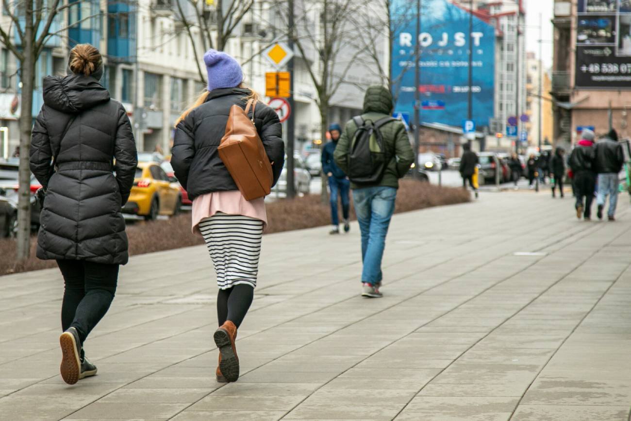 Przechodnie na mieście w wieku milenialsów.