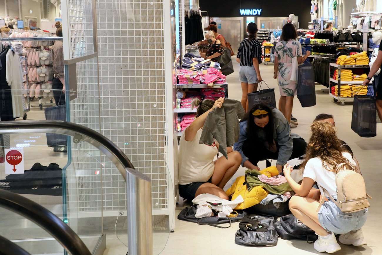 nastolatki w sklepie nastolatki w sklepie