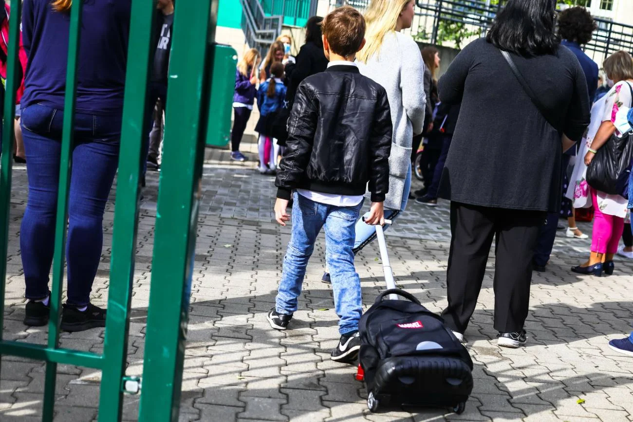 Chłopiec samodzielnie idzie do szkoły.
