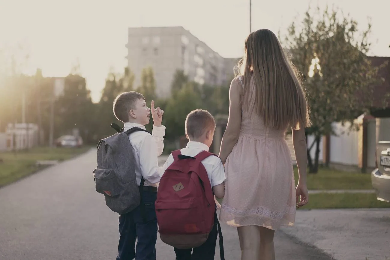 mama i dzieci idą do szkoły