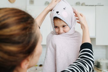 dziecko owinięte ręcznikiem