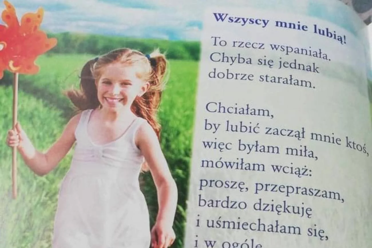 Treść wiersza w podręczniku i uśmiechnięta dziewczynka