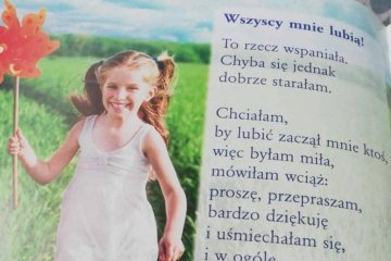 Treść wiersza w podręczniku i uśmiechnięta dziewczynka