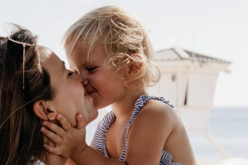 Mama mówi córce wzruszające życzenia na Dzień Dziecka.