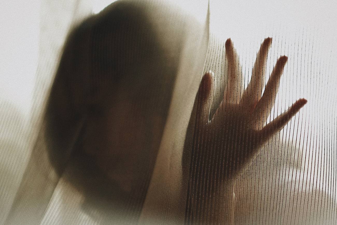 Kobieta za zasłoną