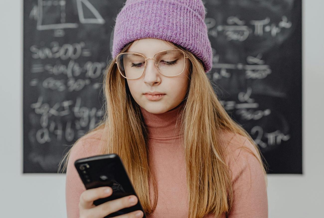 Zamiast z przyjaciółmi, młodzi ludzie rozmawiają z AI. Powód jest bardziej smutny, niż myślisz