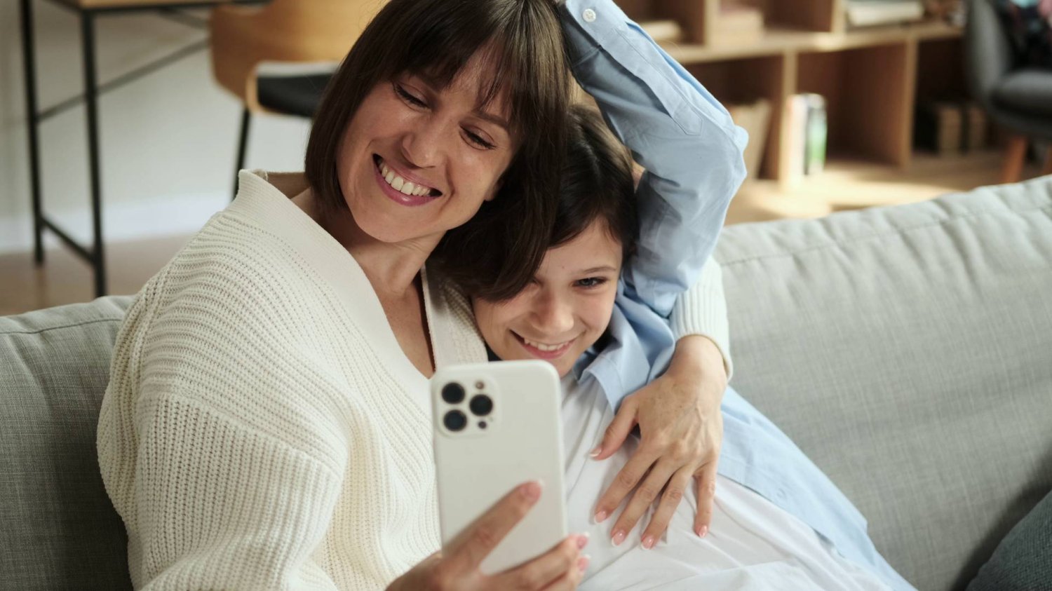mama z synem robią sobie selfie