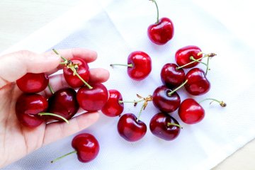 Dłoń czereśnie