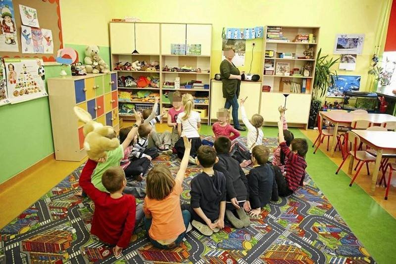 Przedszkola reklamują się wizerunkiem półnagich dzieci, a rodzice się na to godzą.