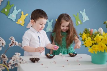 dzieci bawią się czekoladowymi jajkami
