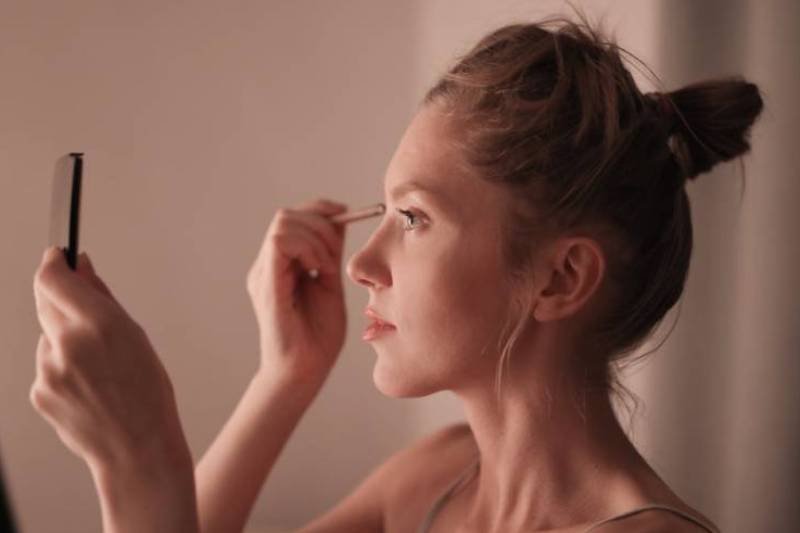 Malujesz linię wodną oka? Dermatolog wskazuje, kiedy może być to niebezpieczne