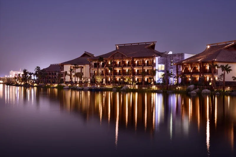 JA Jebel Ali Beach Hotel leży na terenie wielotematycznego parku rozrywki Dubai Parks & Resorts, największego tego rodzaju obiektu na Bliskim Wschodzie