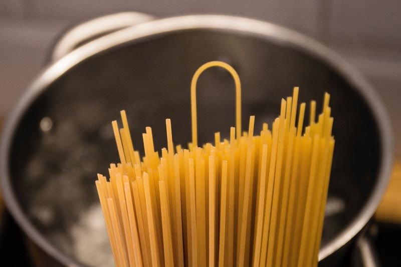 Czy ugotowany makaron przelewać wodą?