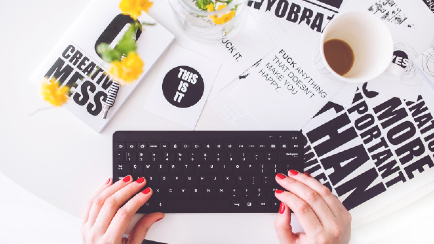 Fot. Pexels / [url=https://www.pexels.com/photo/girl-writing-on-a-black-keyboard-6469/] kaboompics.com [/url] / [url=https://www.pexels.com/photo-license/] CC0 License [/url]