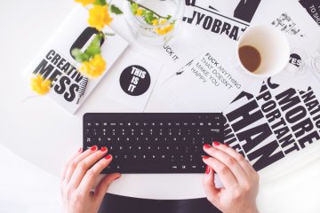 Fot. Pexels / [url=https://www.pexels.com/photo/girl-writing-on-a-black-keyboard-6469/] kaboompics.com [/url] / [url=https://www.pexels.com/photo-license/] CC0 License [/url]
