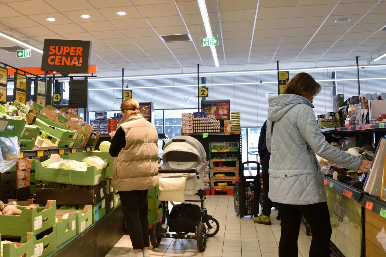 kobiety na zakupach w markecie kobiety na zakupach w markecie