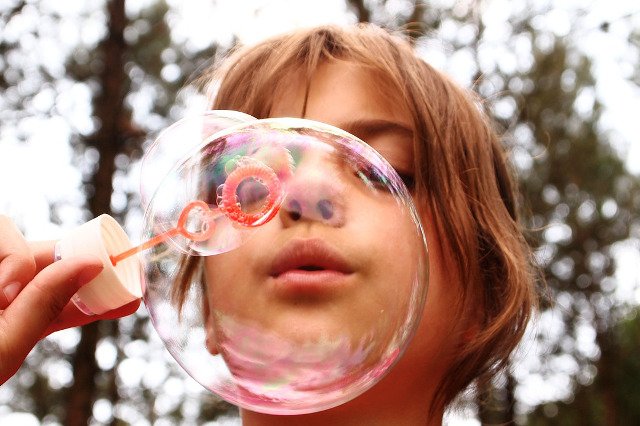 Fot. Pixabay / [url=https://pixabay.com/en/blow-bubbles-fun-trees-girl-668950/]Jedidja[/url] / [url=https://pixabay.com/go/?t=%2Fservice%2Fterms%2F%23usage]CC0 Public Domain[/url]