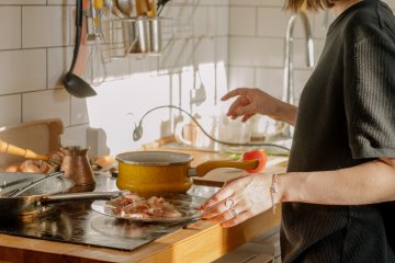 Jak wyczyścić płytę indukcyjną, jak domyć płytę indukcyjną, płyta ceramiczna bez smug, czym usunąć zabrudzenia z indukcji
