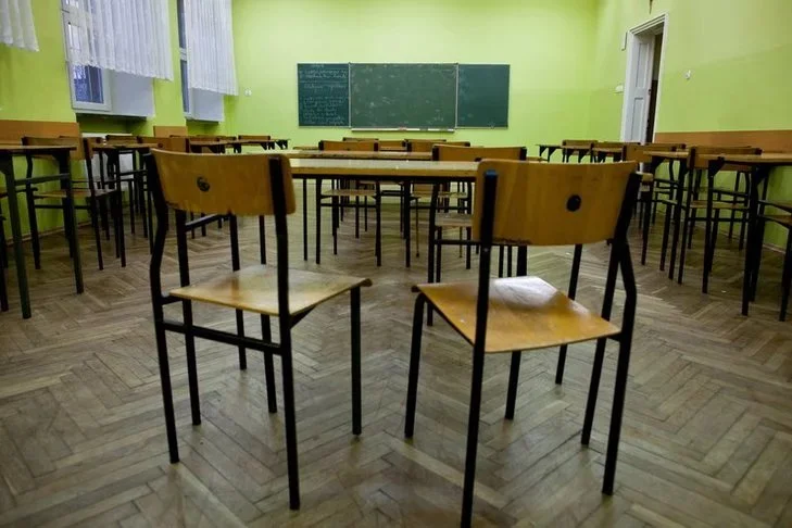 Pusta klasa lekcyjna