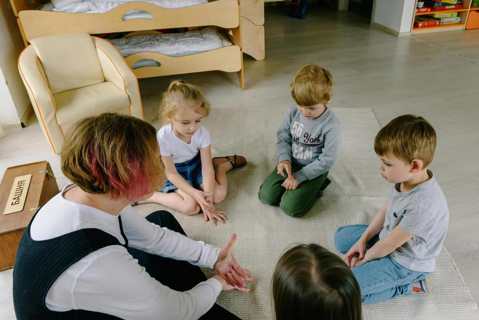 Na zdjęciu grupa przedszkolna z wychowawcą grupy.