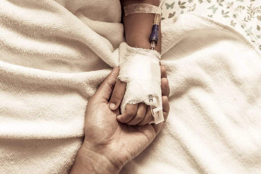 Zmarła dziewczynka, do której ciała przykleił się plaster przeciwbólowy.