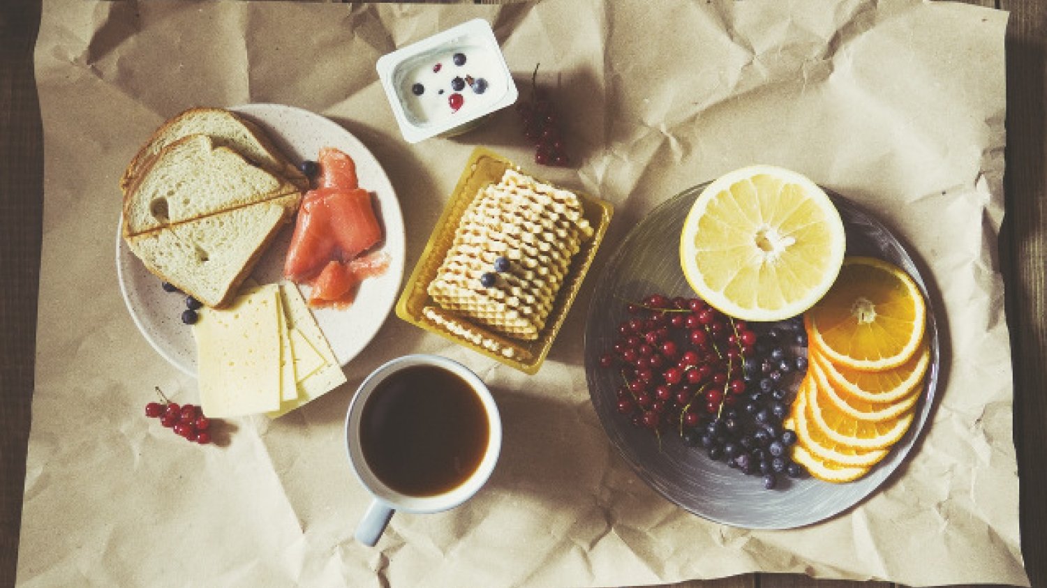 Fot. Pexels / [url=https://www.pexels.com/photo/bread-food-wood-coffee-86753/]Anastasia Zehenina[/url] / [url=https://www.pexels.com/photo-license/]CC0 License[/url]