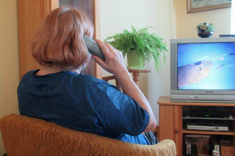 Starsza kobieta ogląda telewizję