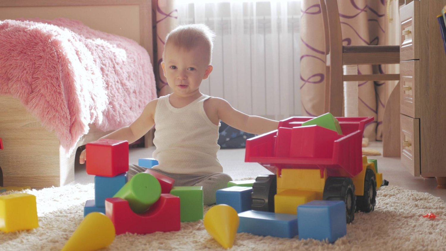 małe dziecko w wieku żłobkowym bawi sie na podłodze klockami małe dziecko w wieku żłobkowym bawi sie na podłodze klockami