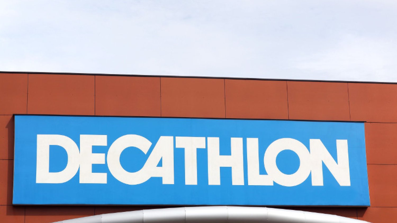Decathlon ostrzega przed sznurkami w śpiworach.