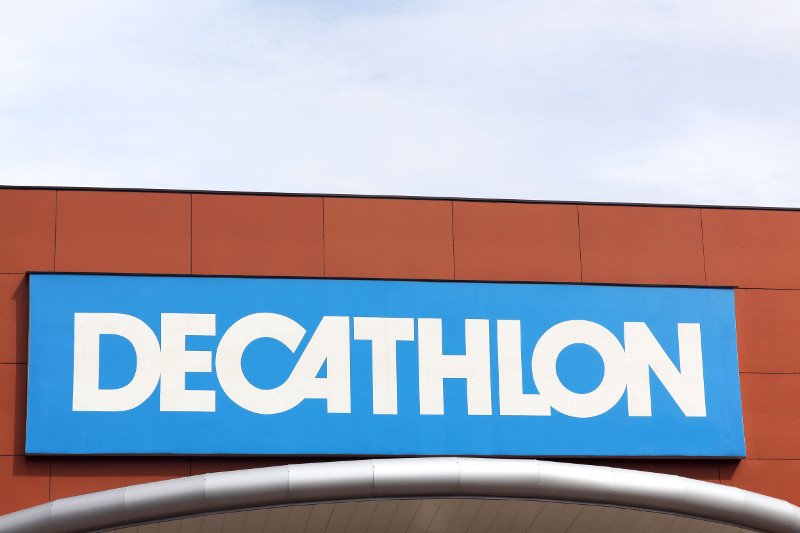 Decathlon ostrzega przed sznurkami w śpiworach.