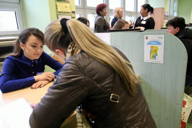 Wniosek o przyznanie świadczenia 500 zł na dziecko można złożyć w urzędzie miasta/gminy lub ośrodku pomocy społecznej. Istnieje też możliwość wysłania go drogą elektroniczną poprzez platformy publiczne lub systemy bankowości mobilnej