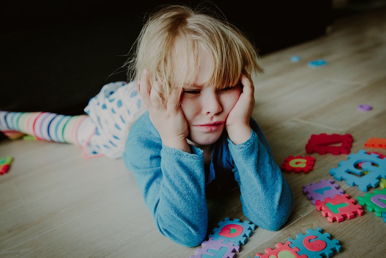 9 niepokojących zachowań u przedszkolaka, które martwią rodziców. To może być przebodźcowanie