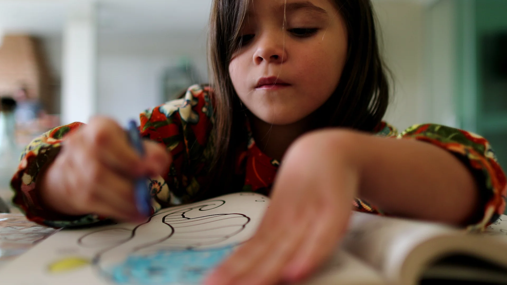 dziewczynka rysuje dziewczynka rysuje