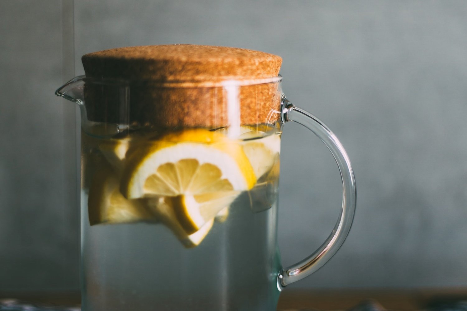 Woda z cytryną, czy warto pić wodę z cytryną, co daje picie wody z cytryną