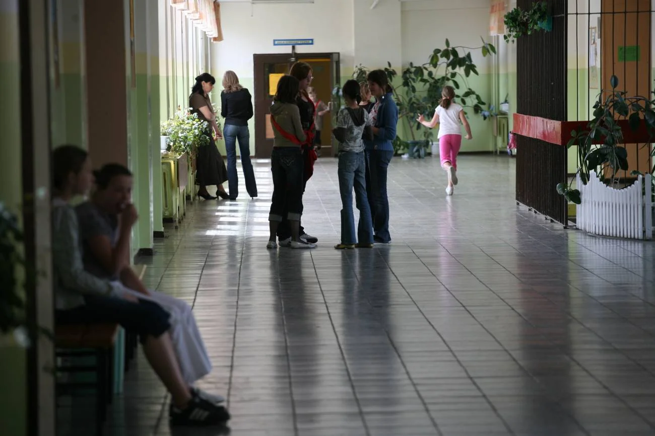 uczniowie i nauczyciele na szkolnym korytarzu uczniowie i nauczyciele na szkolnym korytarzu