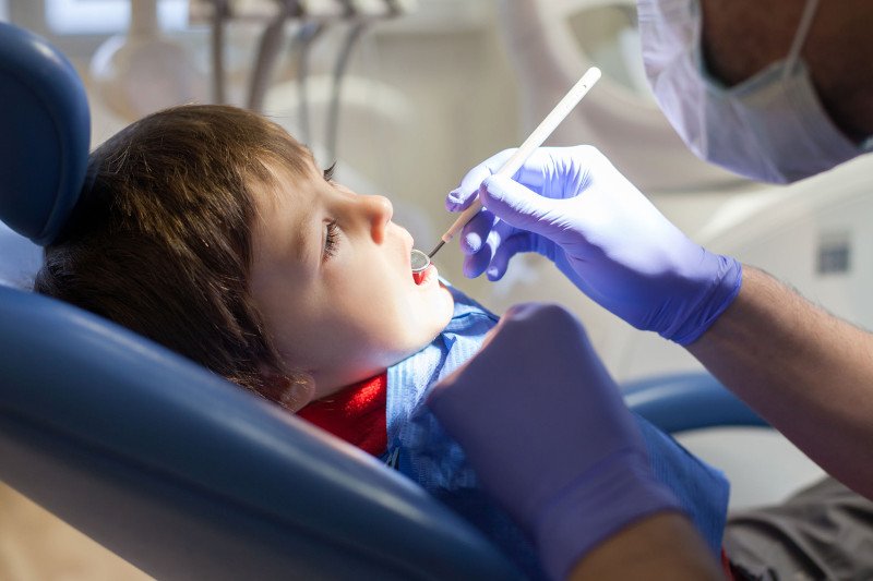 Przedwczesne wyrzynanie stałych zębów może być objawem cukrzycy