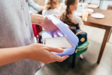 mama przygotowująca śniadaniówkę dla dziecka