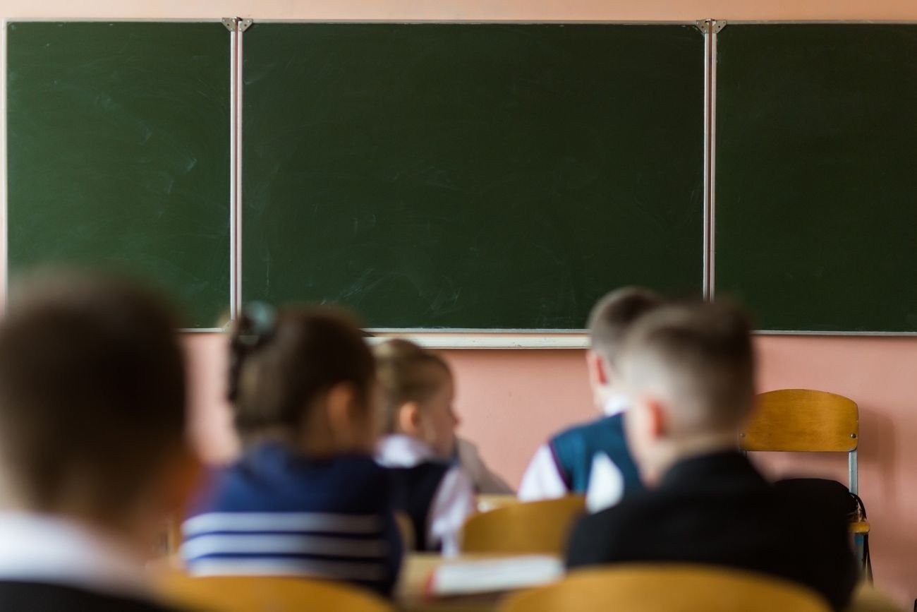 Pozwala jeść i pić na lekcji oraz chodzić bez butów. "Marzenie mieć takiego nauczyciela"