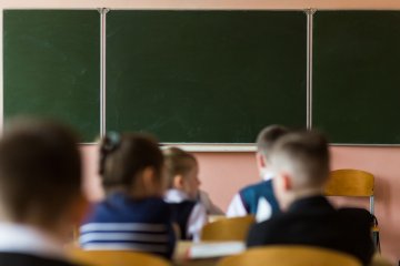 uczniowie w klasie