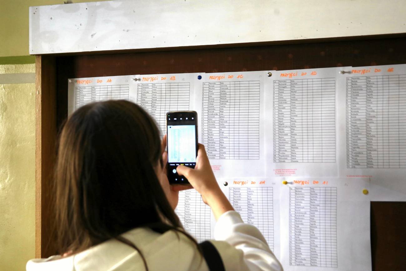 Uczennica robi zdjęcie planu lekcji