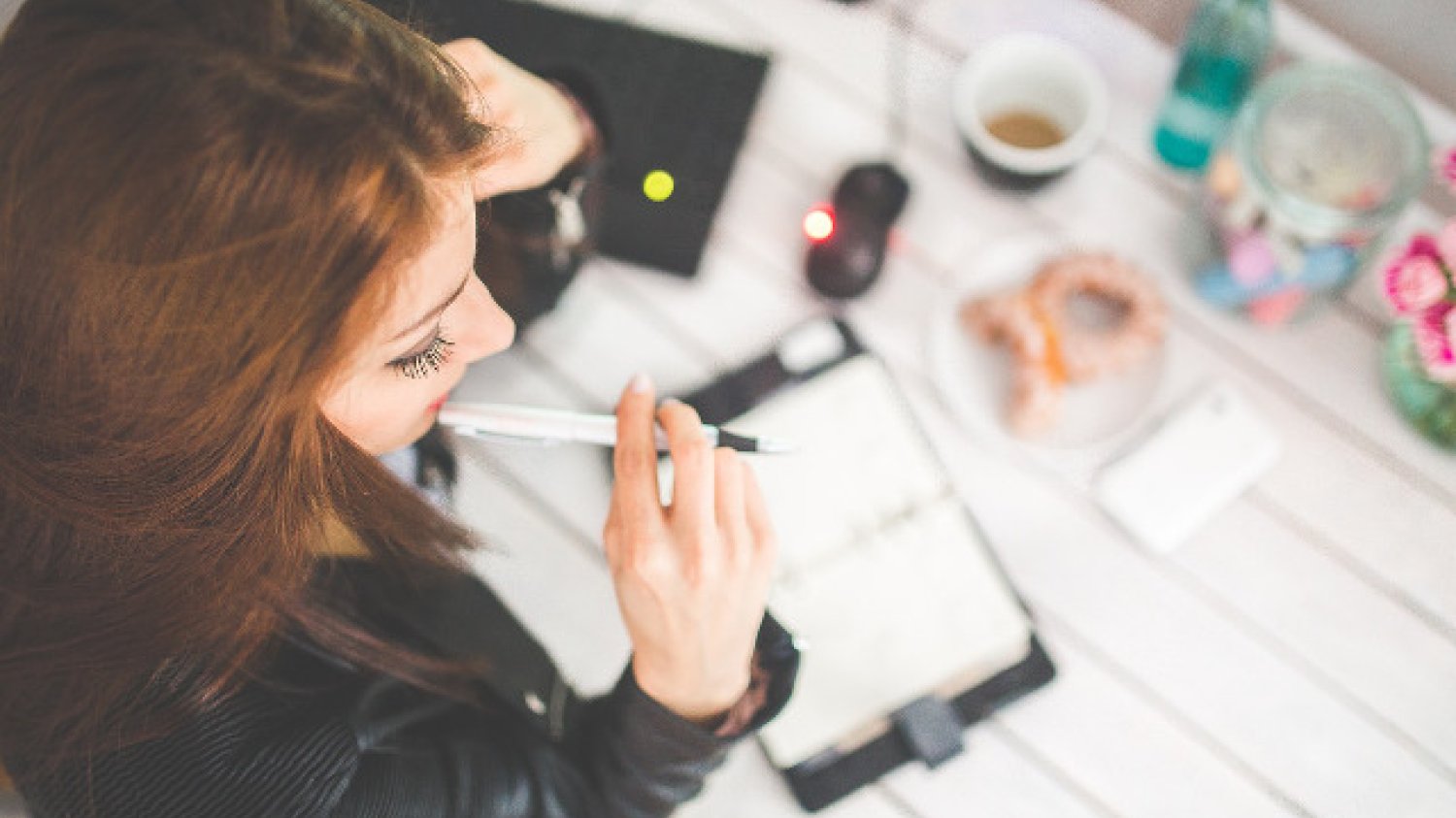 Fot. Pixabay / [url=https://pixabay.com/en/young-woman-girl-lady-female-work-791849/]kaboompics[/url] / [url=https://pixabay.com/en/service/terms/#usage]CC0 Public Domain[/url]