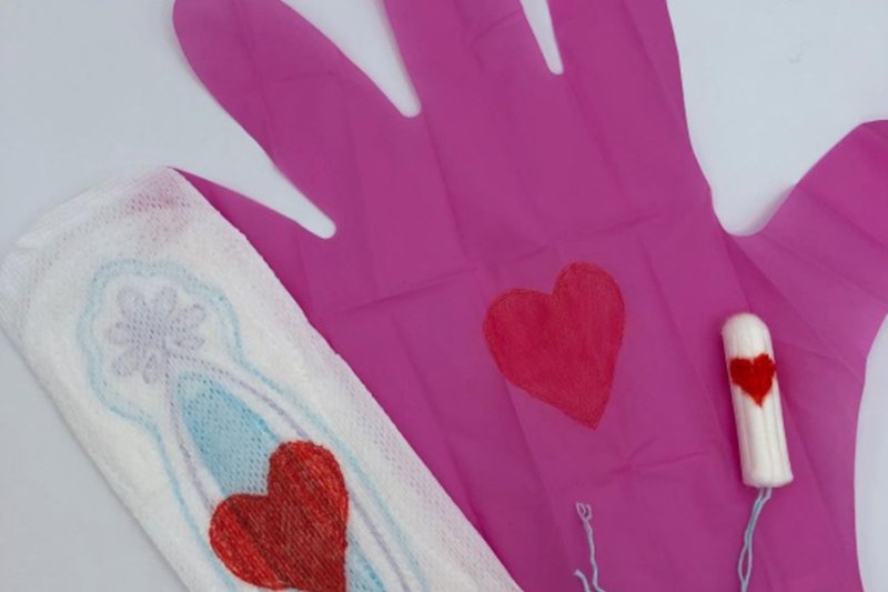 Mężczyźni stworzyli różowe rękawiczki, które mają sprawić, że kobieta podczas zmiany tamponu nie dotknie krwi menstruacyjnej