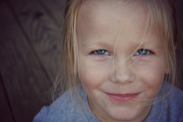 Fot. Pixabay / [url=https://pixabay.com/en/boy-smile-face-happy-child-young-447704/]Greyerbaby[/url] / [url=https://pixabay.com/en/service/terms/#usage]CC0 Public Domain[/url]