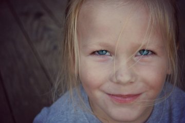 Fot. Pixabay / [url=https://pixabay.com/en/boy-smile-face-happy-child-young-447704/]Greyerbaby[/url] / [url=https://pixabay.com/en/service/terms/#usage]CC0 Public Domain[/url]