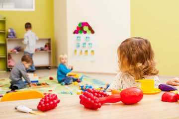 Małe dzieci bawią się w przedszkolnej sali. Małe dzieci bawią się w przedszkolnej sali.