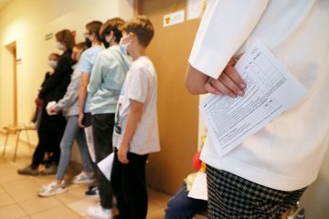Dzieci szkoła podstawowa, kolejka do szczepienia, szczepienia dzieci, szczepienie przeciw COVID-19, szczepienie młodszych dzieci