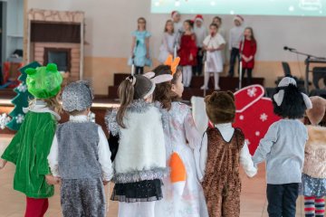 Dzieci w przedszkolu bawią się na balu karnawałowym.