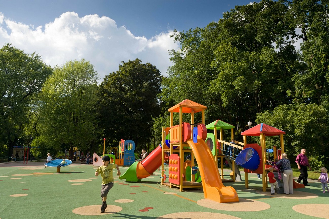 dzieci na placu zabaw