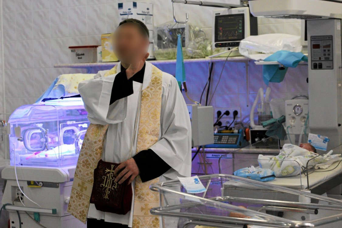 Mimo pandemii księża nadal wchodzą na sale poporodowe. Coraz więcej kobiet sobie tego nie życzy